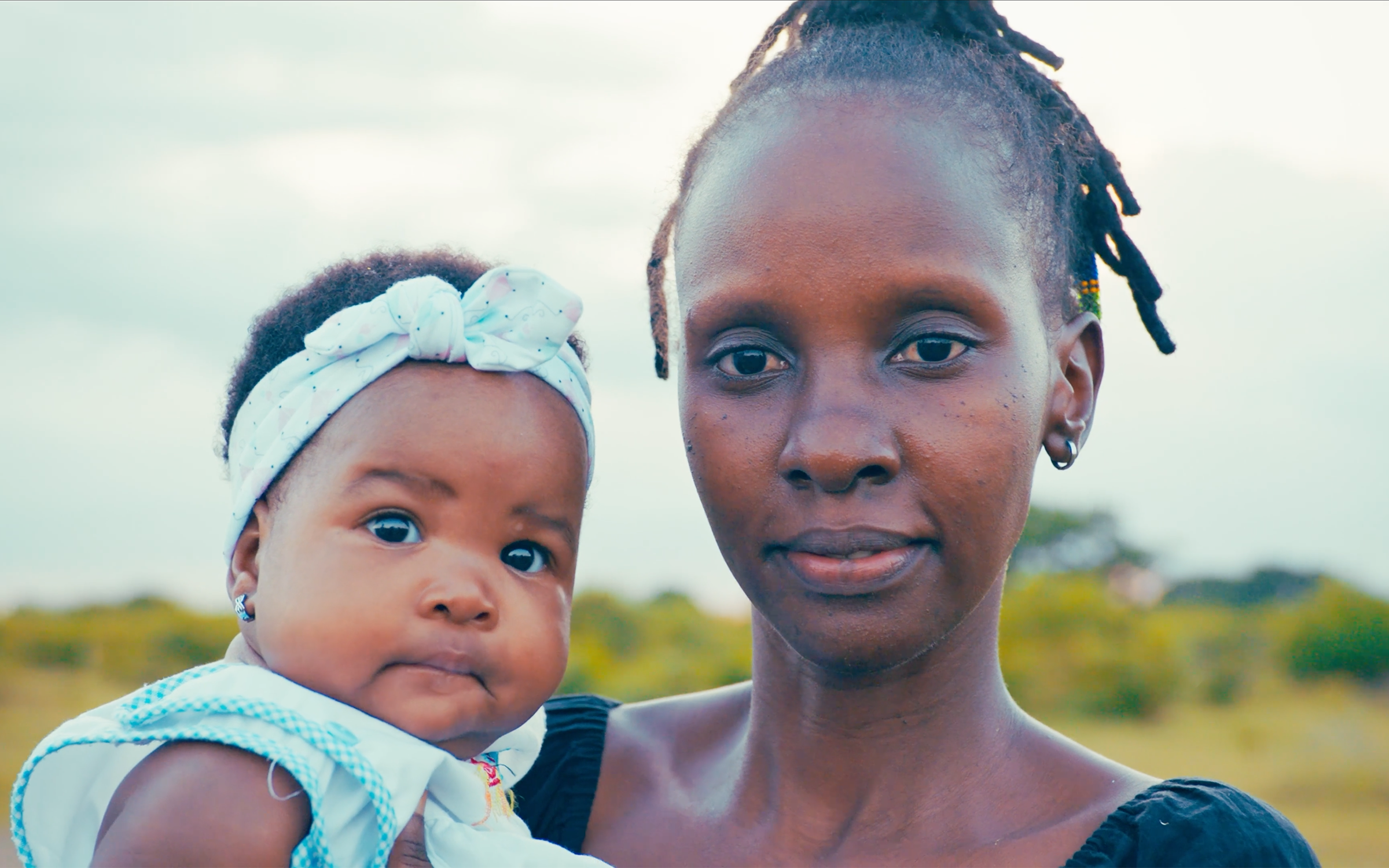 Una madre che tiene in braccio un bambino.