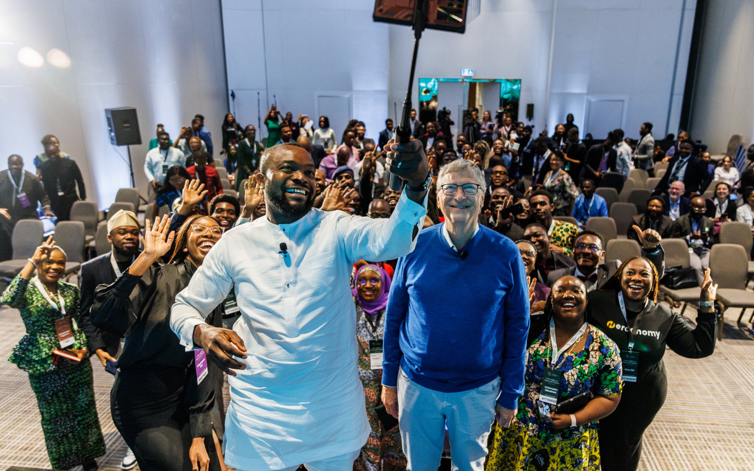 Bill Gates taking part in a selfie photo at the Youth Innovation Forum in Lagos, Nigeria