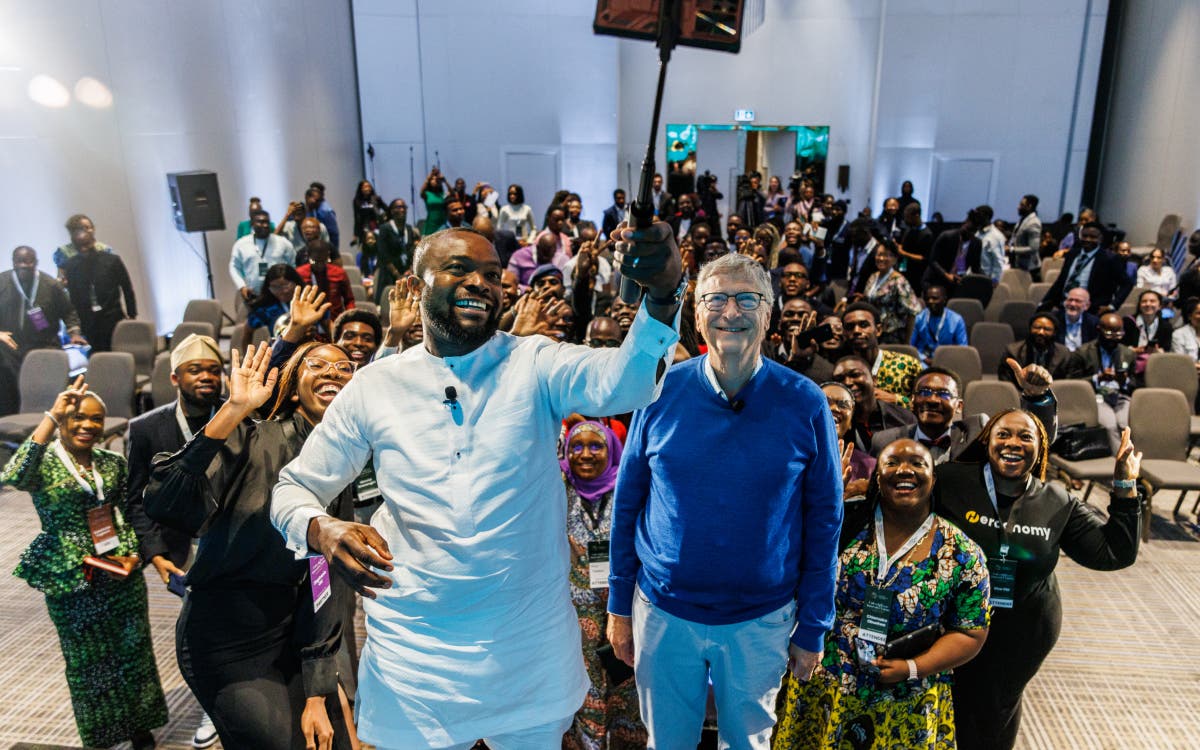 Bill Gates taking part in a selfie photo at the Youth Innovation Forum in Lagos, Nigeria